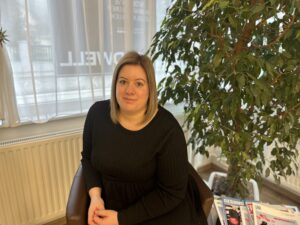 Andrea – Blond-Expertin & Barber-Spezialistin Spezialgebiete: Blondierungen, Strähnen, Farbkorrekturen, Haarschnitte, Barber-Technik „Auch ich habe eine Ausbildung für Barber-Schnitte gemacht und besuche regelmäßig Schulungen, um perfekte Schnitt- und Farbtechniken zu beherrschen.“